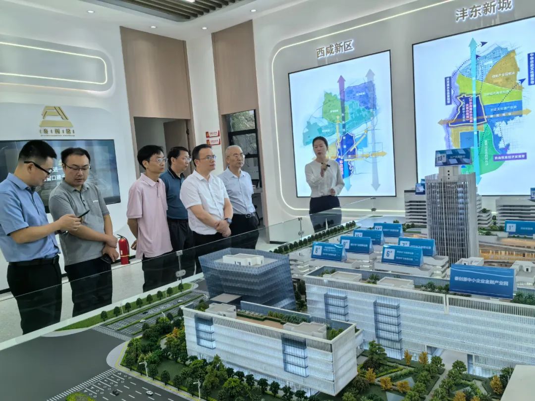 調研組在西咸新區(qū)參觀.jpg 調研組在西咸新區(qū)參觀.jpg