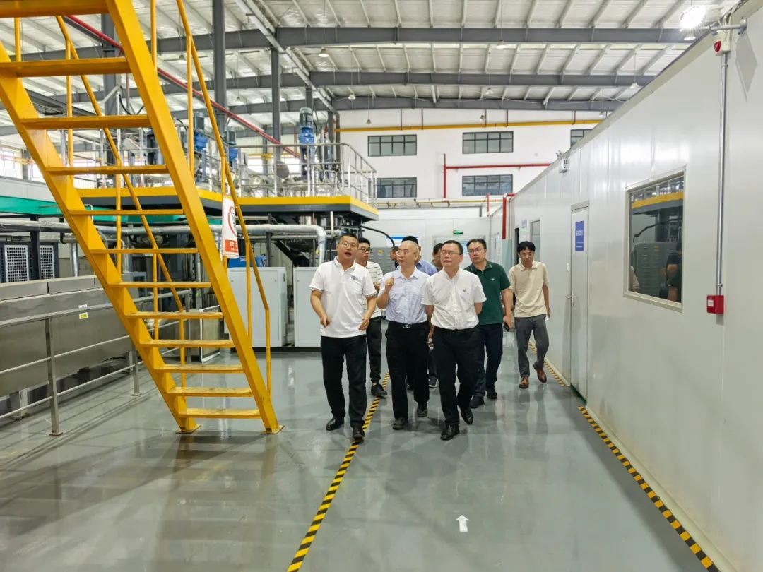 調研組參觀武漢經開區(qū)中試基地.jpg 調研組參觀武漢經開區(qū)中試基地.jpg